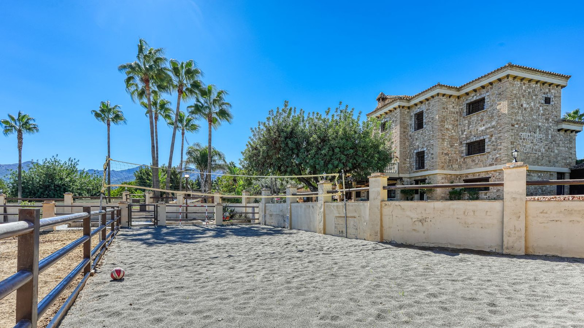 8 Bed Townhouse for sale in Alhaurín De La Torre Costa Del Sol, Málaga, Spain