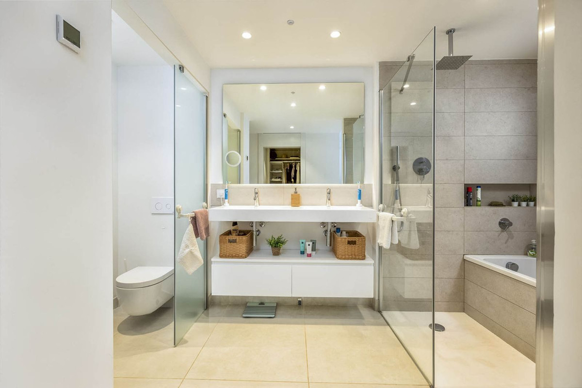 Se vende Apartamento Planta Media de 3 dormitorios en Costa Del Sol, Málaga, España