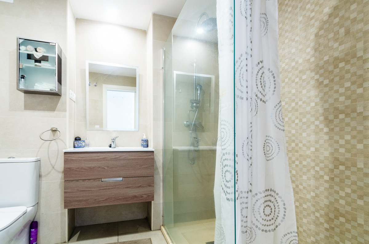 Se vende Apartamento Planta Media de 3 dormitorios en Costa Del Sol, Málaga, España
