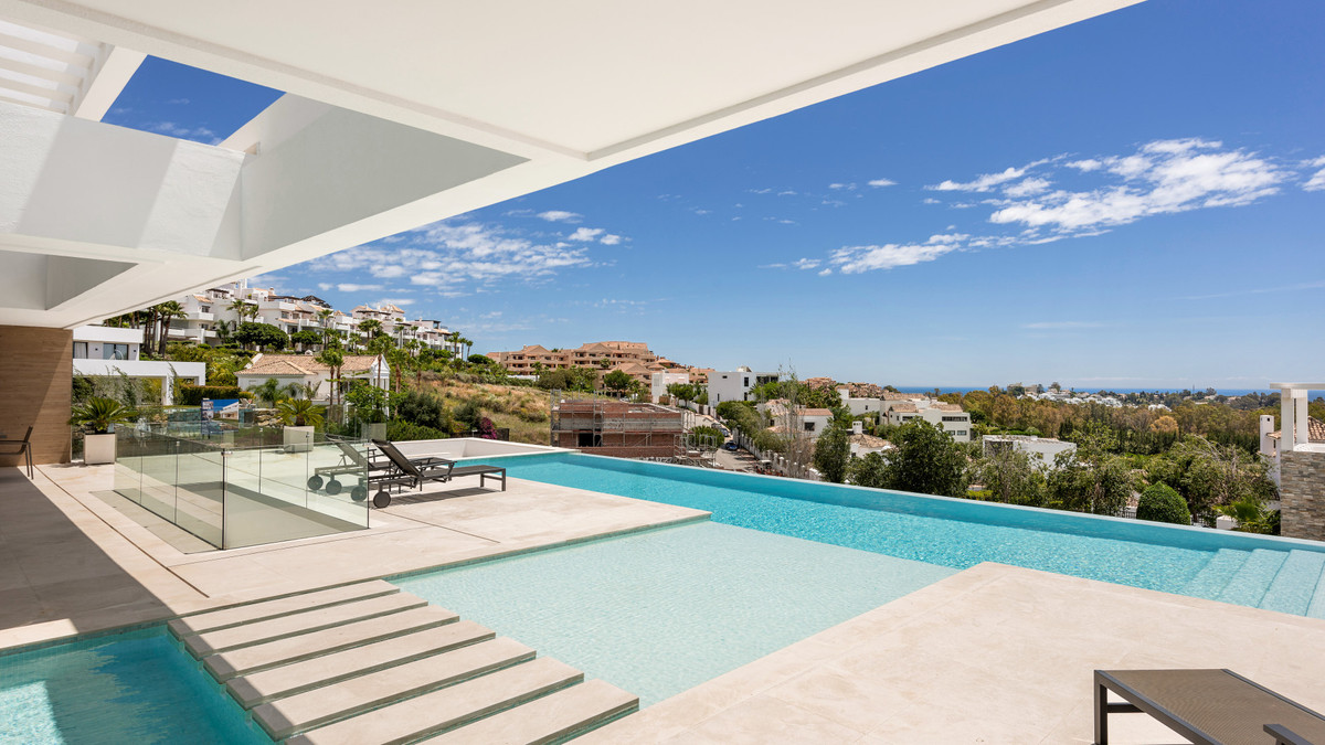5 Bed Townhouse for sale in Benahavís Costa Del Sol, Málaga, Spain
