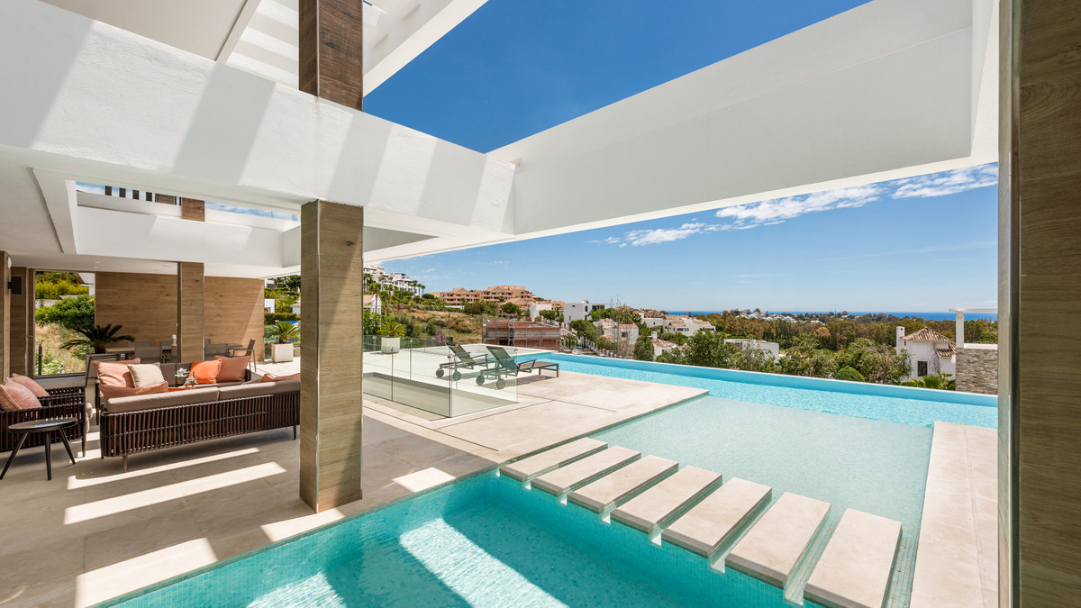 5 Bed Townhouse for sale in Benahavís Costa Del Sol, Málaga, Spain