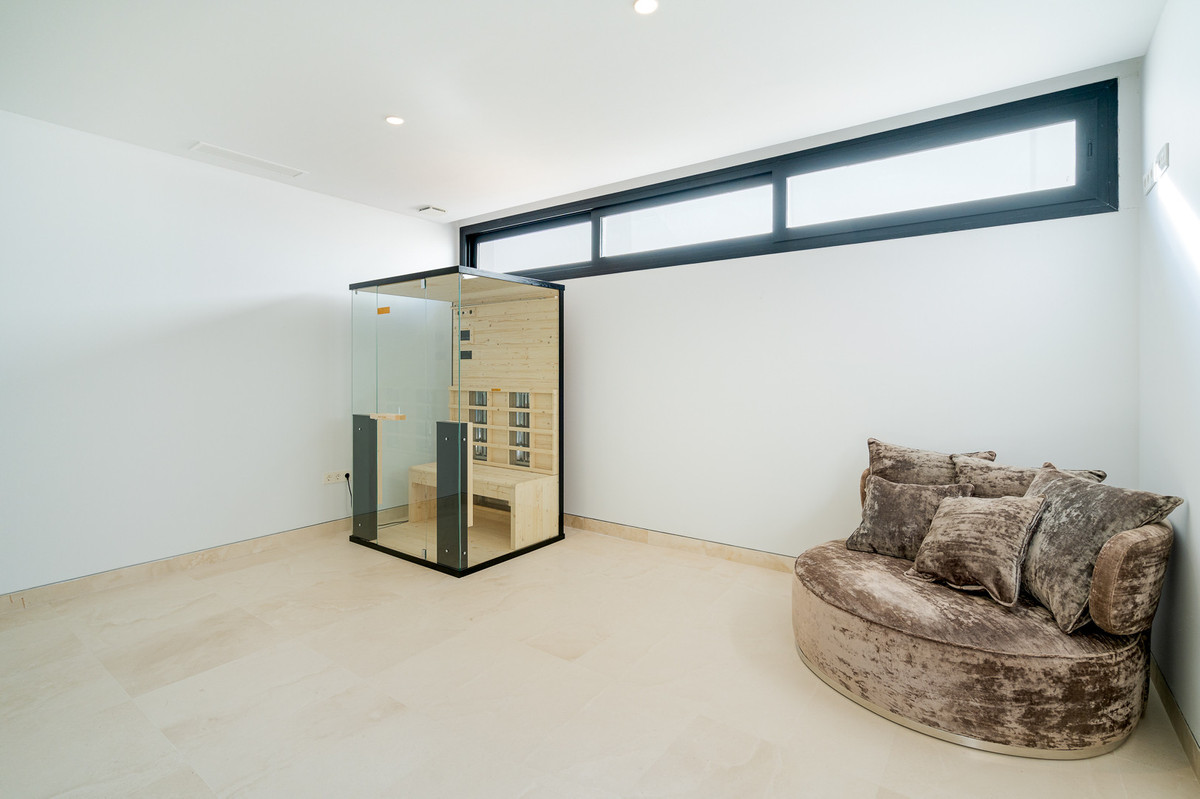 5 Bed Townhouse for sale in Benahavís Costa Del Sol, Málaga, Spain