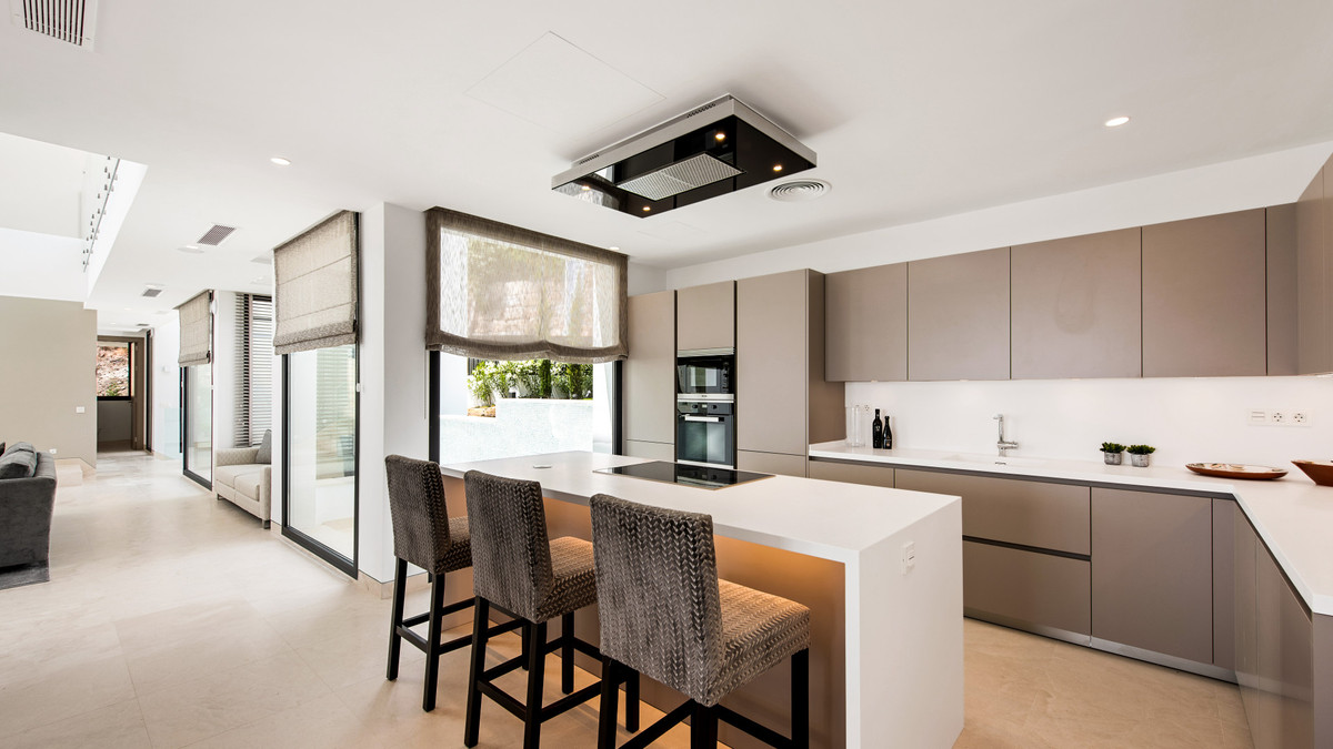 5 Bed Townhouse for sale in Benahavís Costa Del Sol, Málaga, Spain