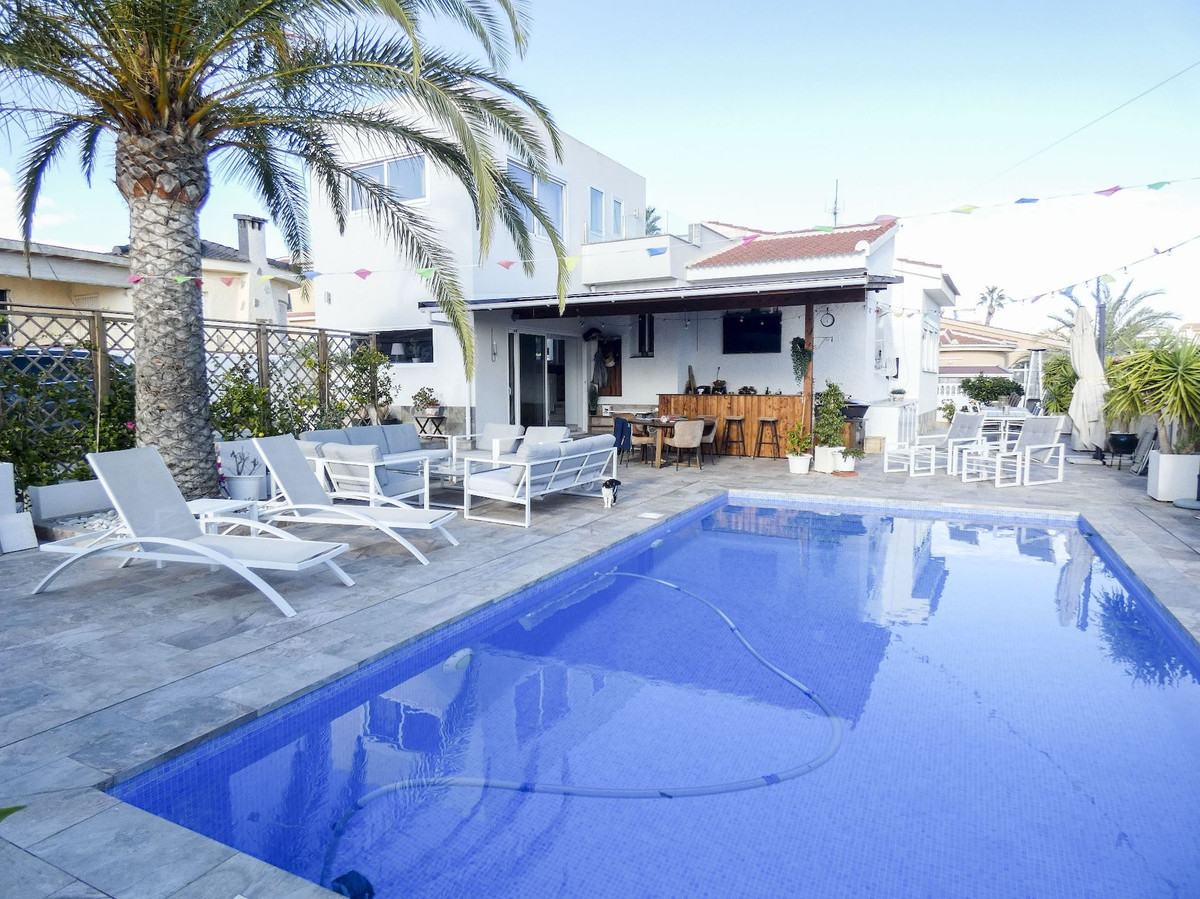 Se vende Villa - Chalet de 5 dormitorios en Costa Blanca, Alicante, España