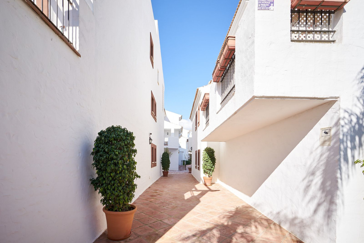 3 Bed Apartment for sale in San Pedro De Alcántara Costa Del Sol, Málaga, Spain
