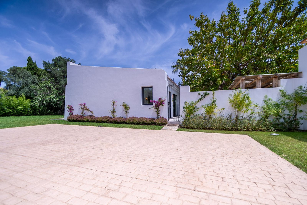 7 Bed Townhouse for sale in Guadalmina Baja Costa Del Sol, Málaga, Spain