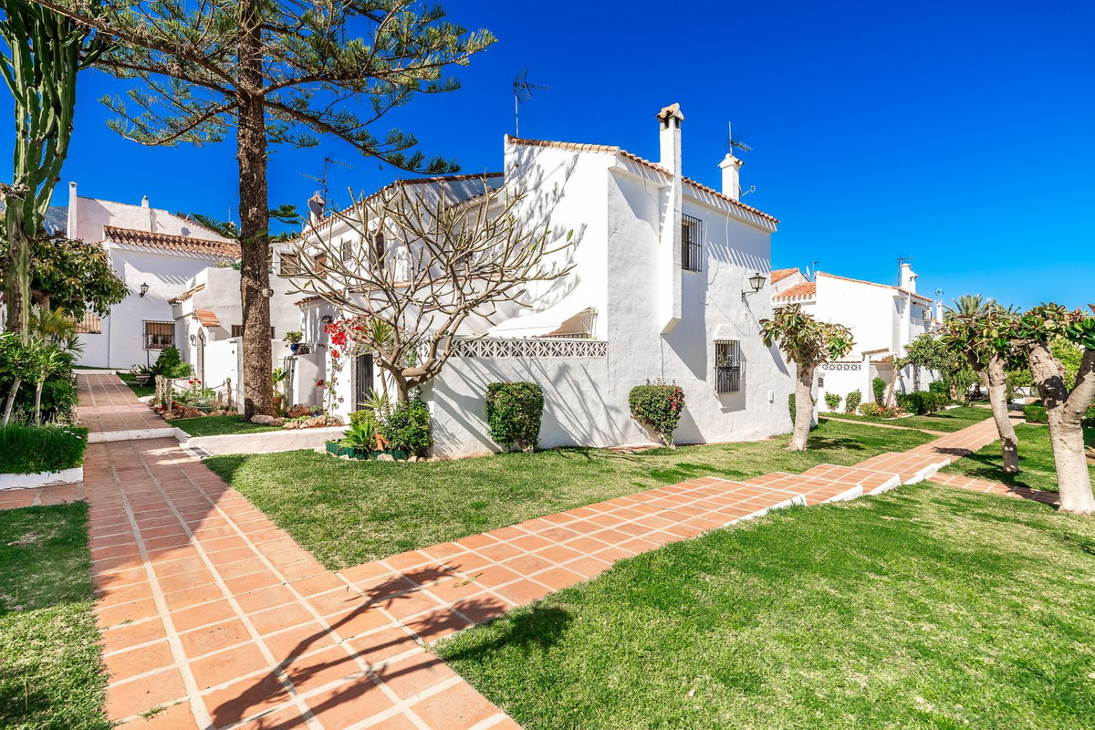 2 Bed Townhouse for sale in Marbella Costa Del Sol, Málaga, Spain