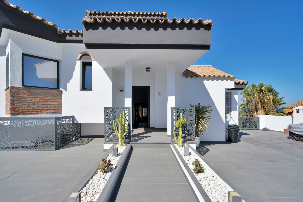 Se vende Villa - Chalet de 4 dormitorios en Costa Del Sol, Cadiz, España