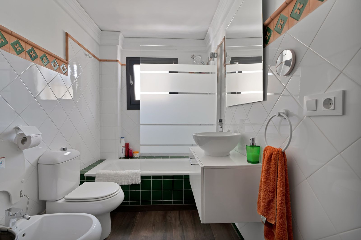 Se vende Villa - Chalet de 4 dormitorios en Costa Del Sol, Cadiz, España