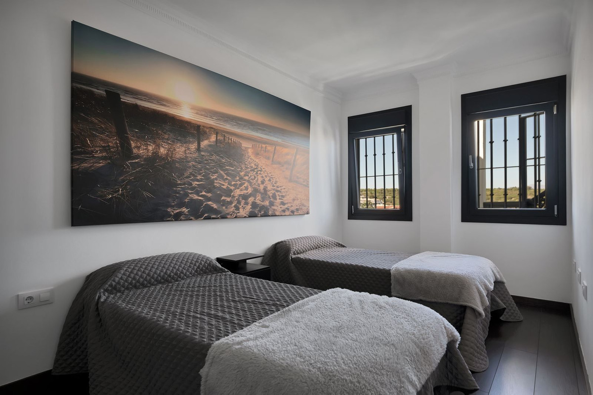 Se vende Villa - Chalet de 4 dormitorios en Costa Del Sol, Cadiz, España