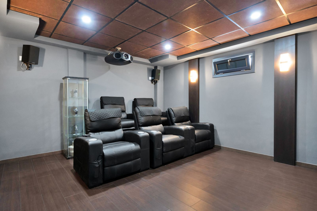 Se vende Villa - Chalet de 4 dormitorios en Costa Del Sol, Cadiz, España