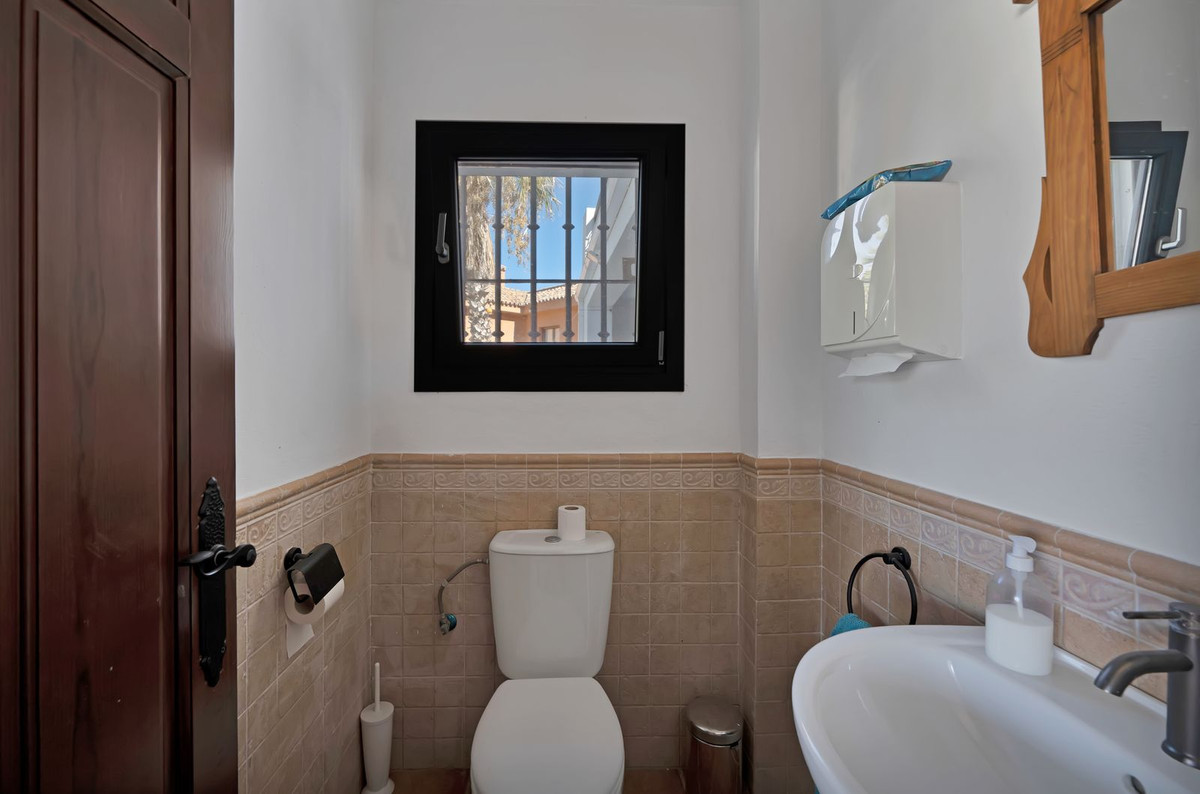 Se vende Villa - Chalet de 4 dormitorios en Costa Del Sol, Cadiz, España
