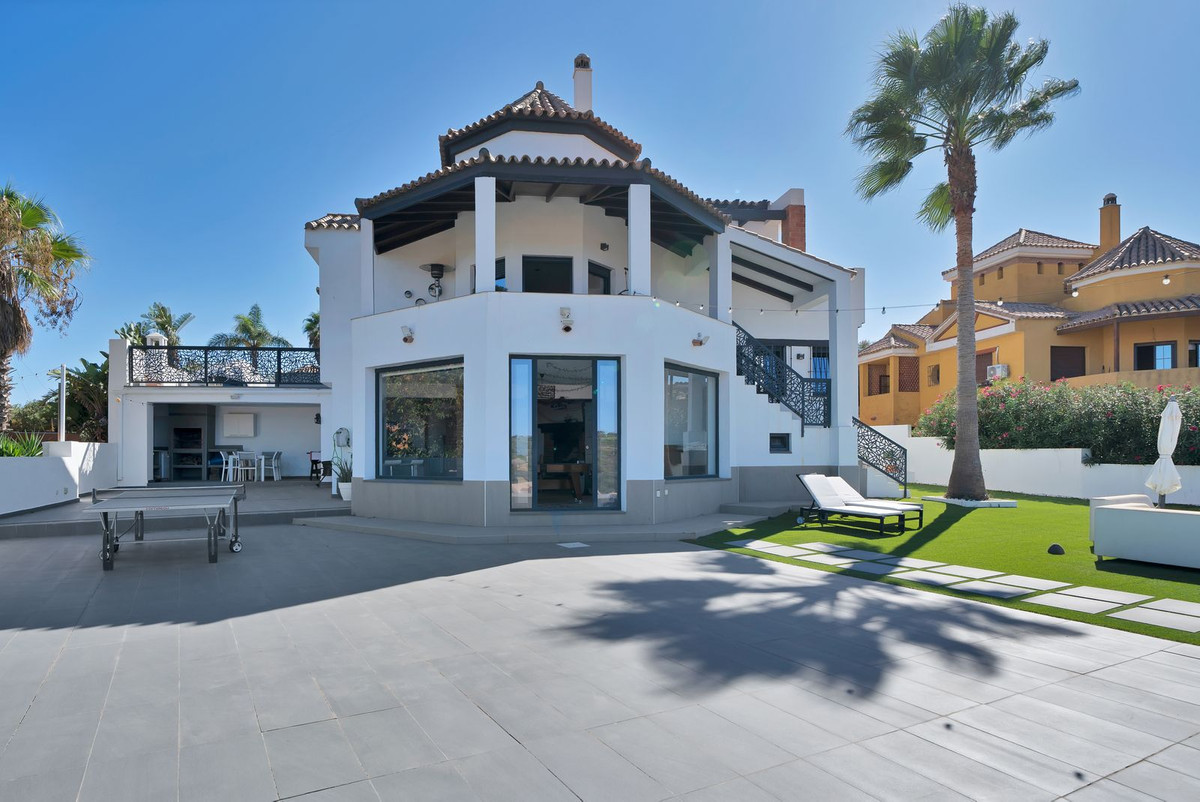 Se vende Villa - Chalet de 4 dormitorios en Costa Del Sol, Cadiz, España