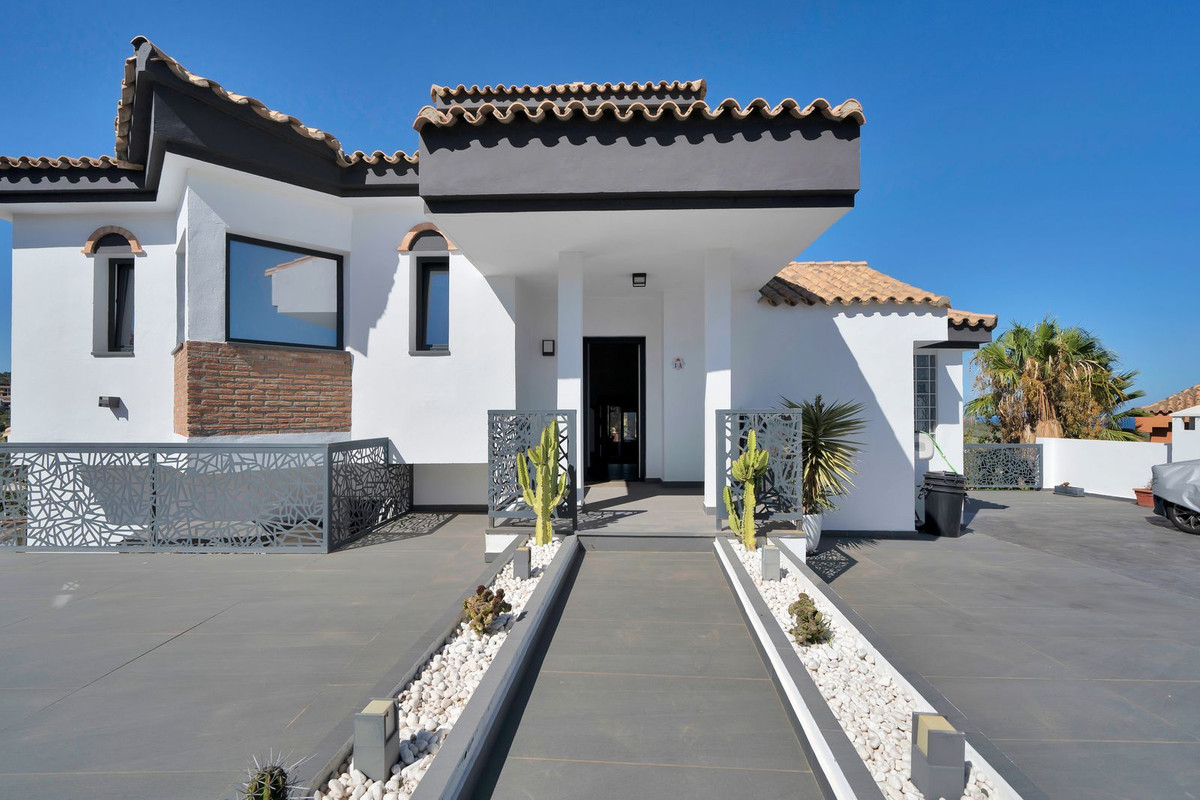 Se vende Villa - Chalet de 4 dormitorios en Costa Del Sol, Cadiz, España