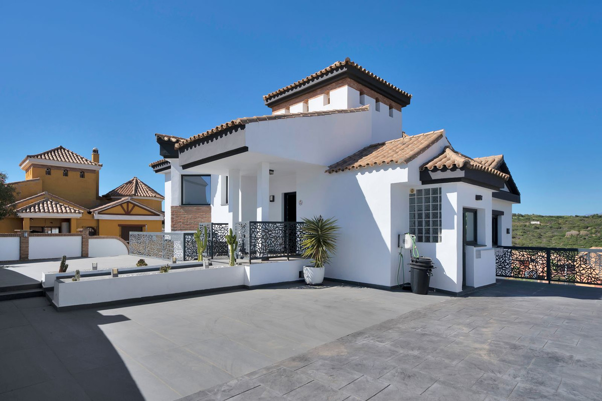 Se vende Villa - Chalet de 4 dormitorios en Costa Del Sol, Cadiz, España