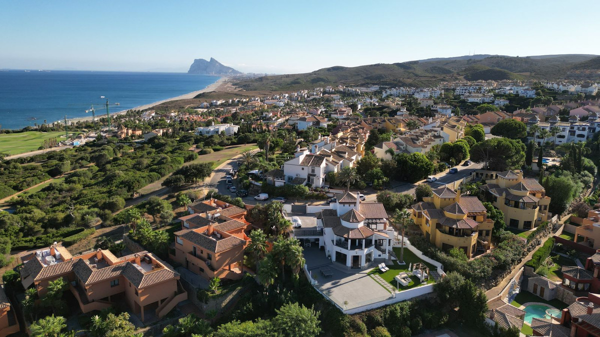 Se vende Villa - Chalet de 4 dormitorios en Costa Del Sol, Cadiz, España
