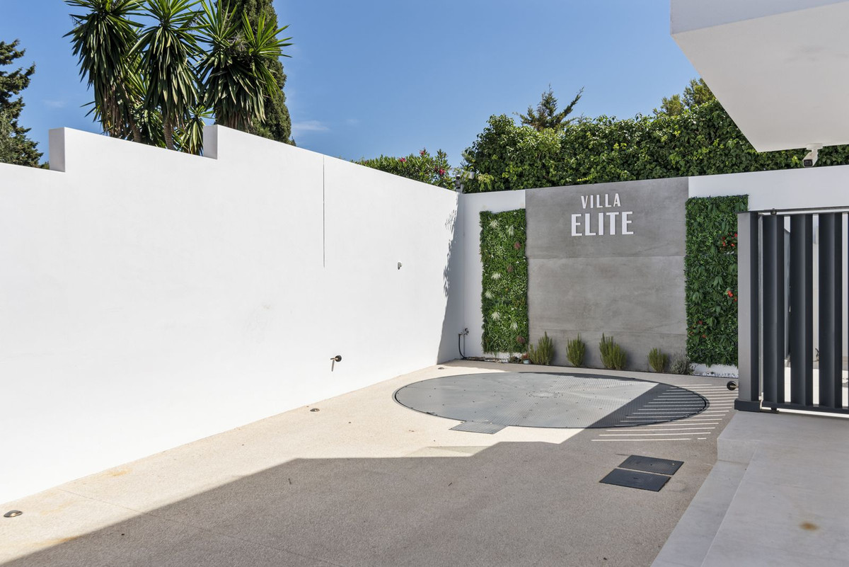 Se vende Villa - Chalet de 6 dormitorios en Costa Del Sol, Málaga, España