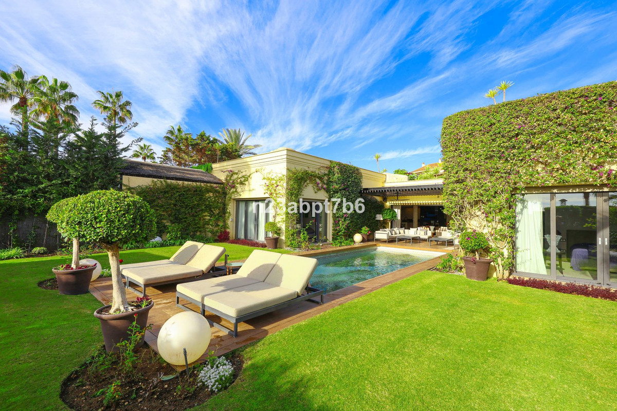 Se vende Villa - Chalet de 4 dormitorios en Costa Del Sol, Málaga, España