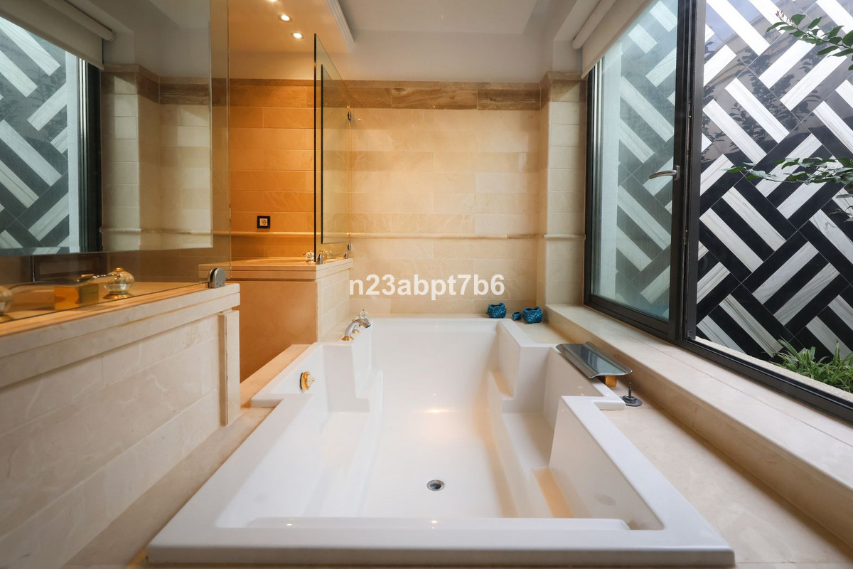 Se vende Villa - Chalet de 4 dormitorios en Costa Del Sol, Málaga, España