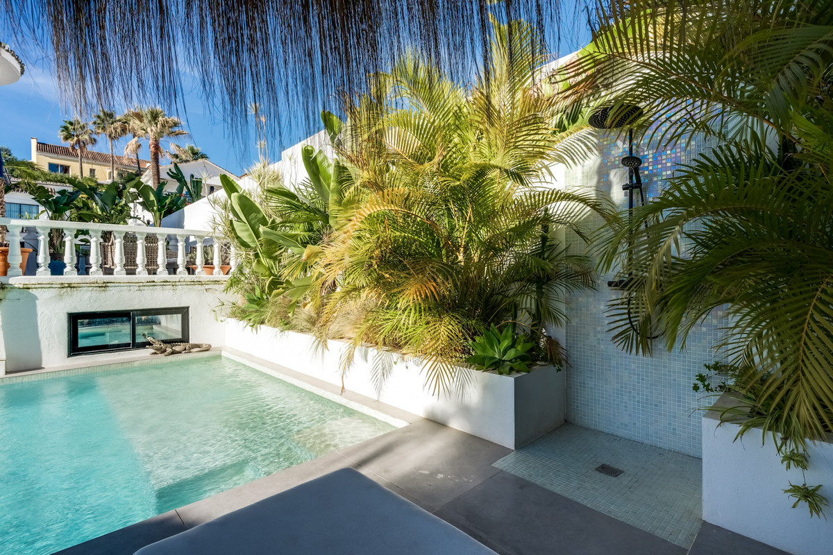 5 Bed Townhouse for sale in Nueva Andalucía Costa Del Sol, Málaga, Spain