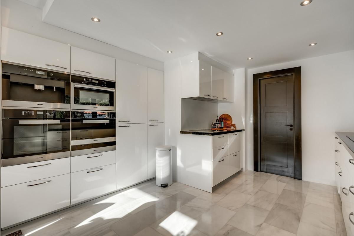 5 Bed Townhouse for sale in Nueva Andalucía Costa Del Sol, Málaga, Spain