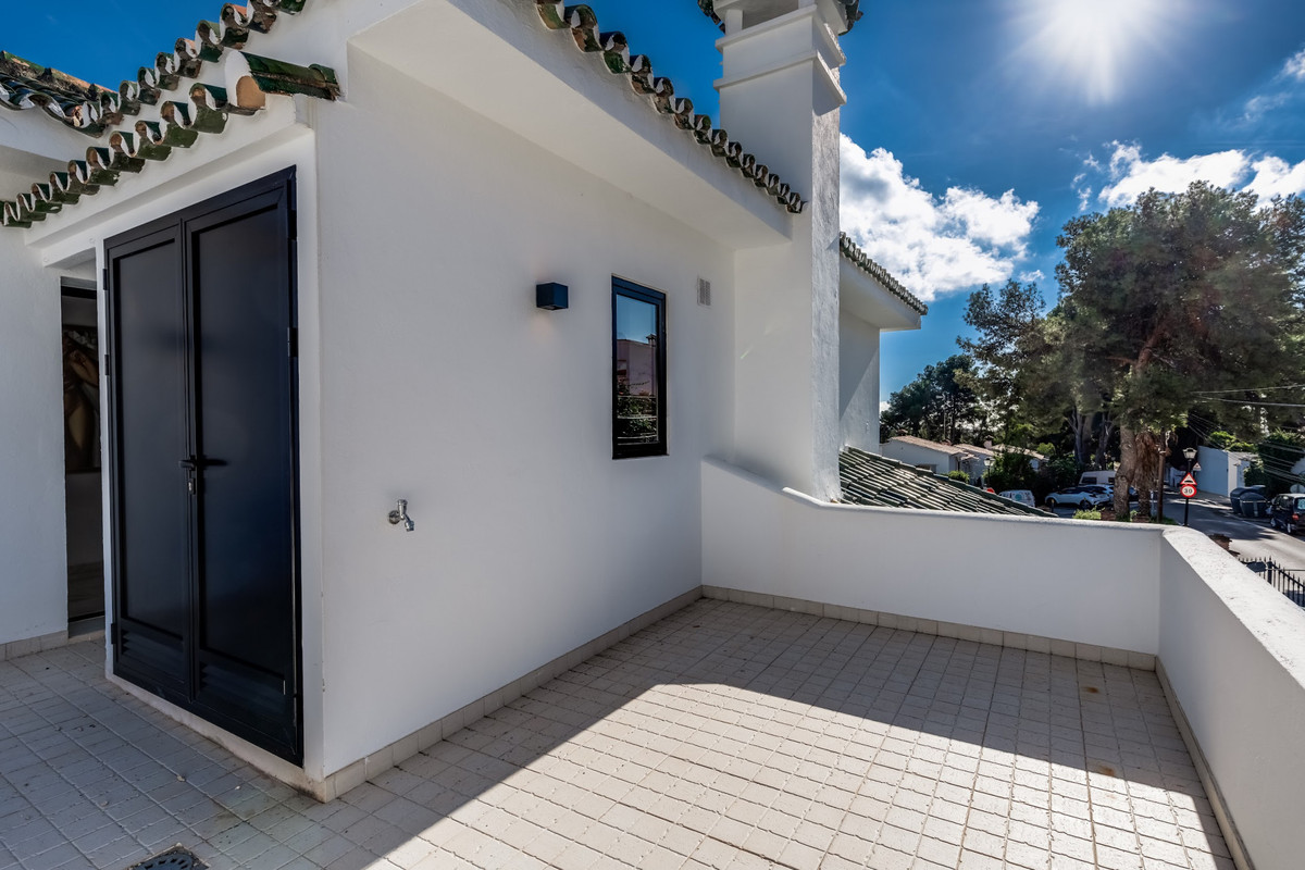 5 Bed Townhouse for sale in Nueva Andalucía Costa Del Sol, Málaga, Spain
