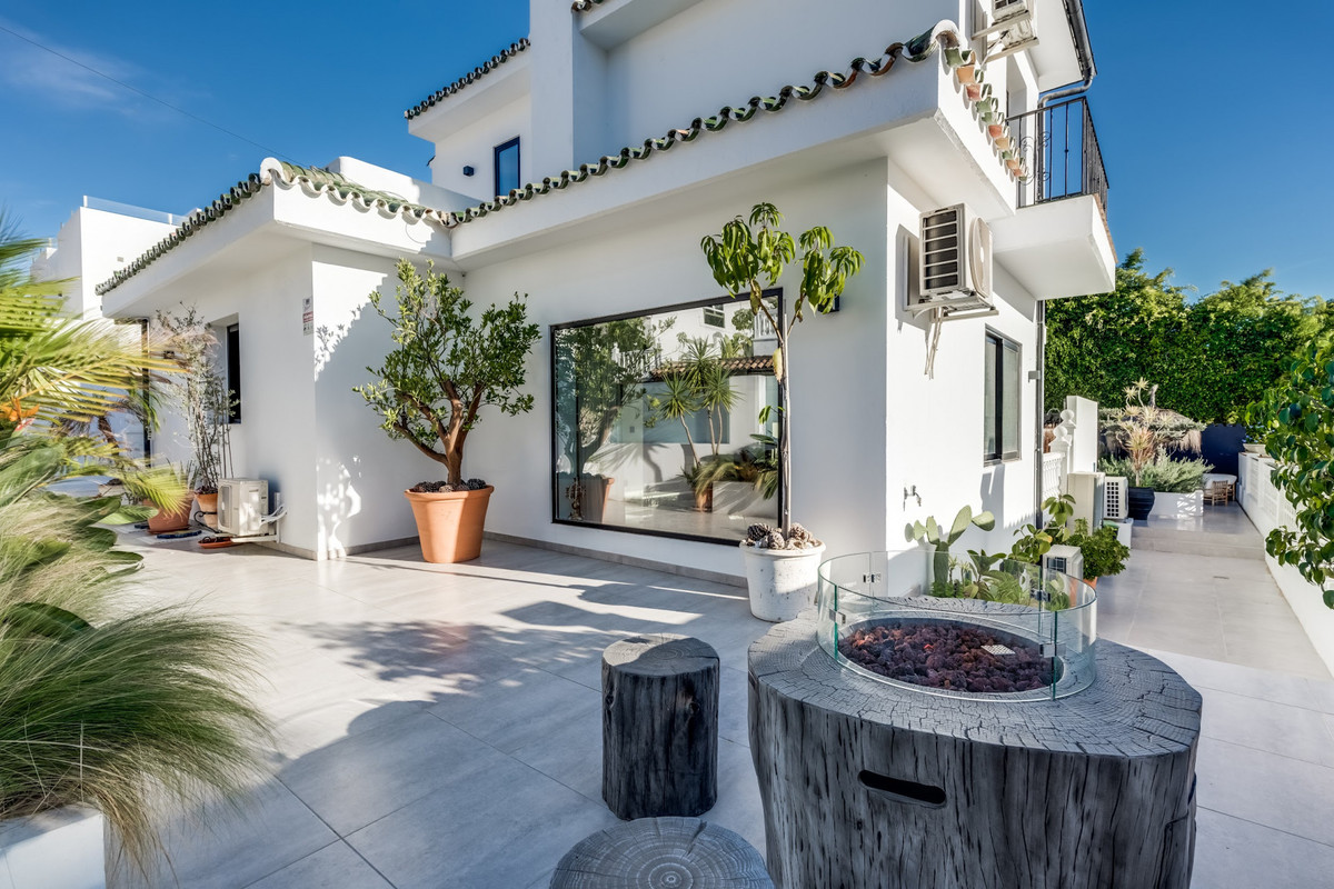 5 Bed Townhouse for sale in Nueva Andalucía Costa Del Sol, Málaga, Spain