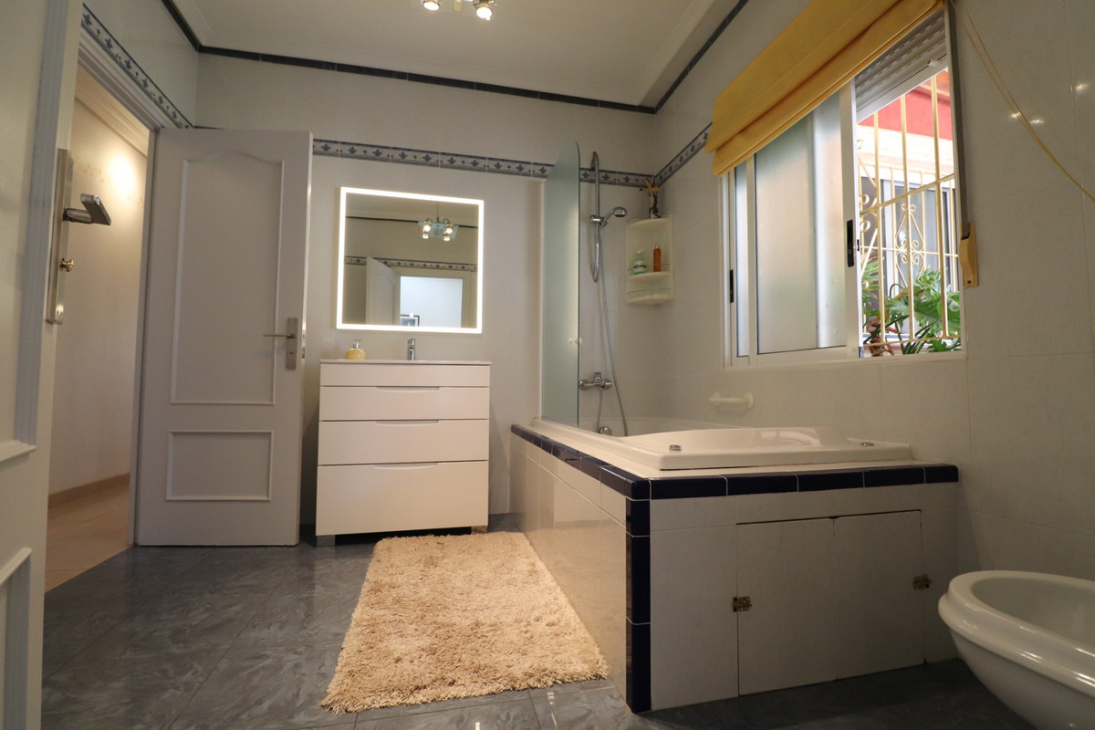 Se vende Villa - Chalet de 3 dormitorios en Costa Blanca, Alicante, España