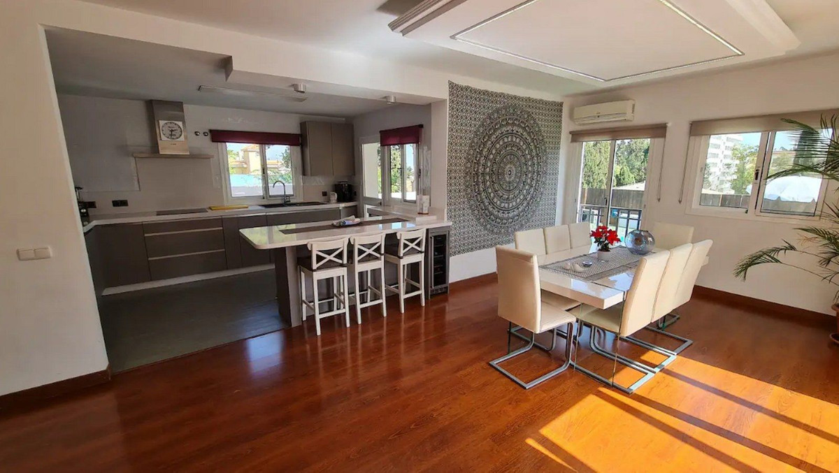 Se vende Villa - Chalet de 5 dormitorios en Costa Del Sol, Málaga, España