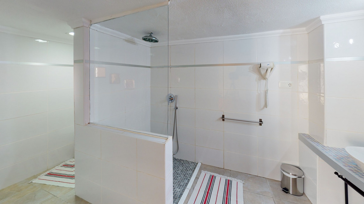 Se vende Villa - Chalet de 20 dormitorios en Costa Del Sol East, Málaga, España