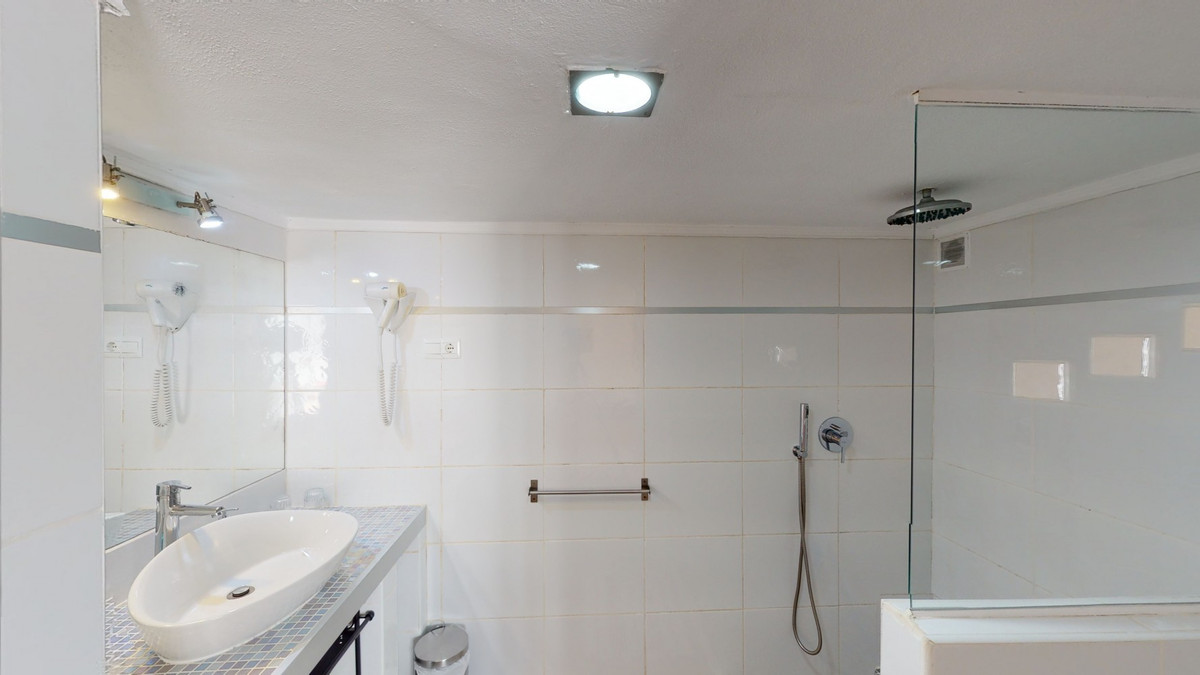 Se vende Villa - Chalet de 20 dormitorios en Costa Del Sol East, Málaga, España