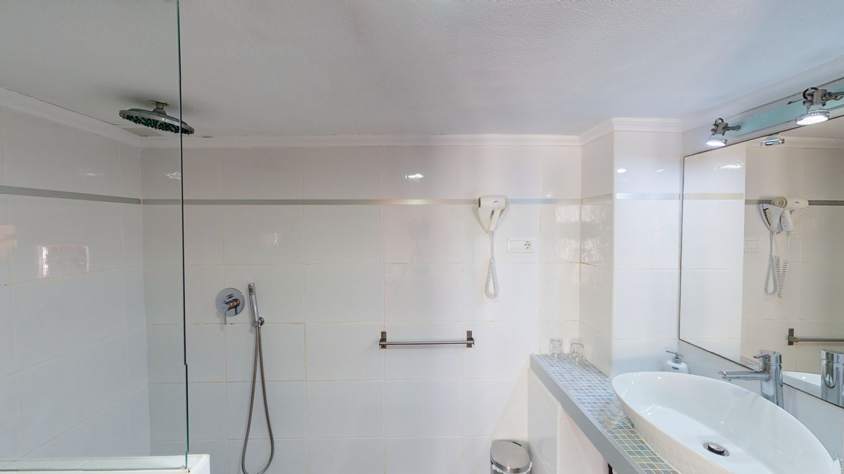 Se vende Villa - Chalet de 20 dormitorios en Costa Del Sol East, Málaga, España