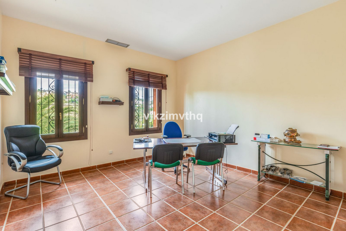 5 Bed Townhouse for sale in Benahavís Costa Del Sol, Málaga, Spain