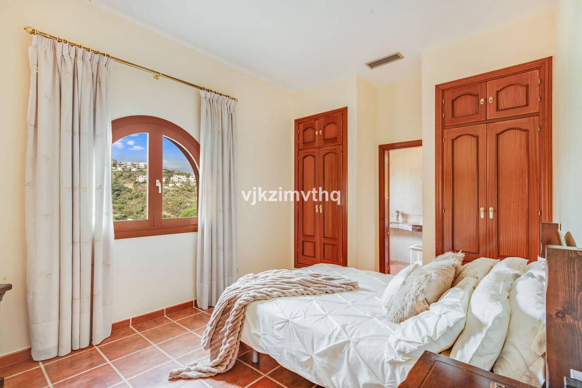 5 Bed Townhouse for sale in Benahavís Costa Del Sol, Málaga, Spain