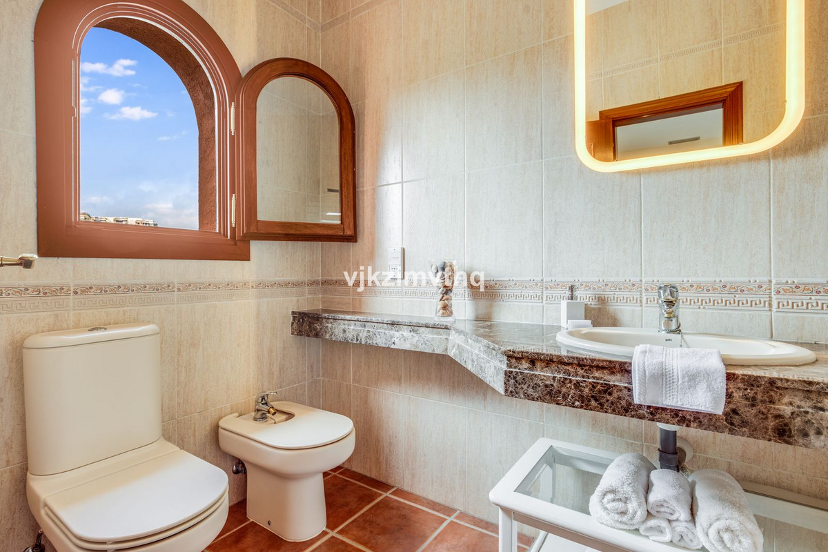 5 Bed Townhouse for sale in Benahavís Costa Del Sol, Málaga, Spain