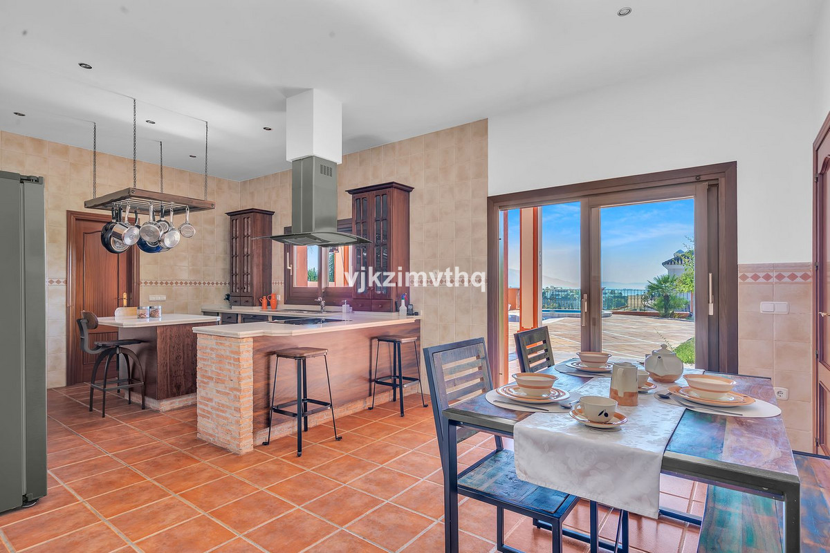 5 Bed Townhouse for sale in Benahavís Costa Del Sol, Málaga, Spain