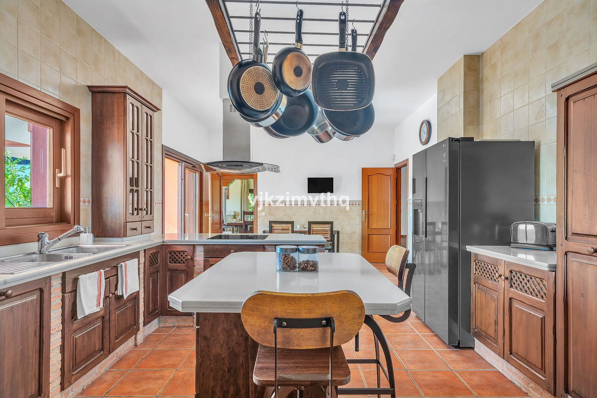 5 Bed Townhouse for sale in Benahavís Costa Del Sol, Málaga, Spain