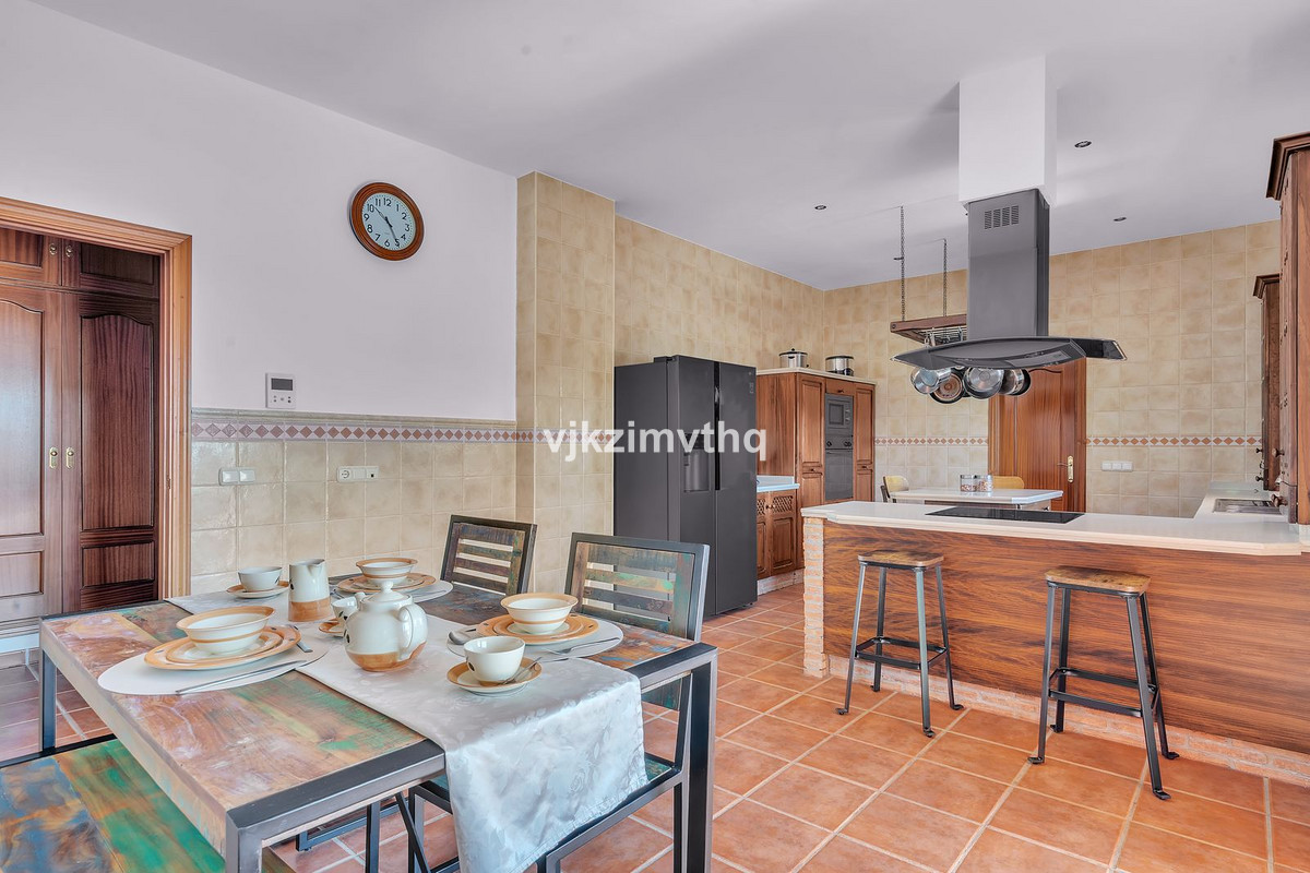 5 Bed Townhouse for sale in Benahavís Costa Del Sol, Málaga, Spain
