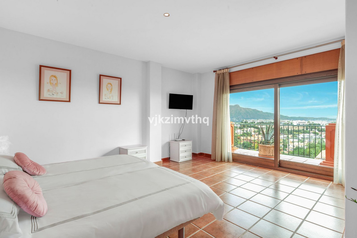 5 Bed Townhouse for sale in Benahavís Costa Del Sol, Málaga, Spain