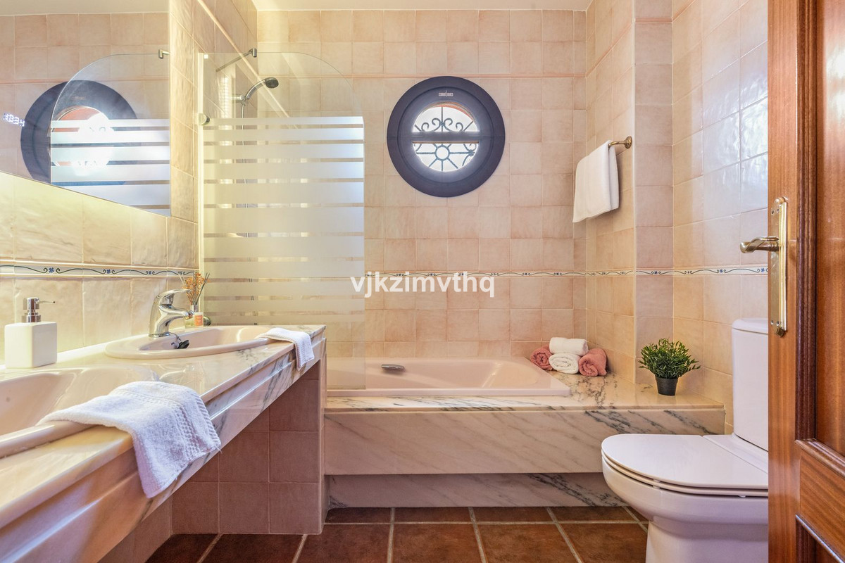 5 Bed Townhouse for sale in Benahavís Costa Del Sol, Málaga, Spain