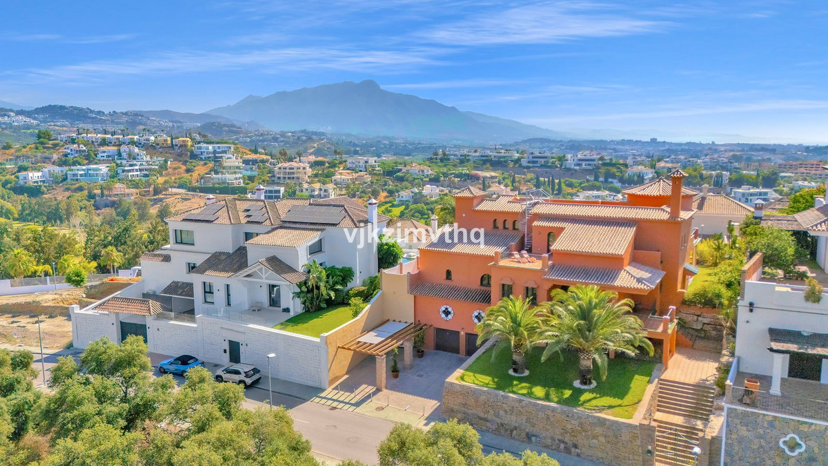 5 Bed Townhouse for sale in Benahavís Costa Del Sol, Málaga, Spain