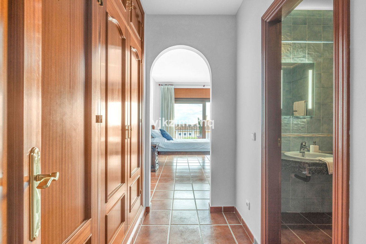 5 Bed Townhouse for sale in Benahavís Costa Del Sol, Málaga, Spain