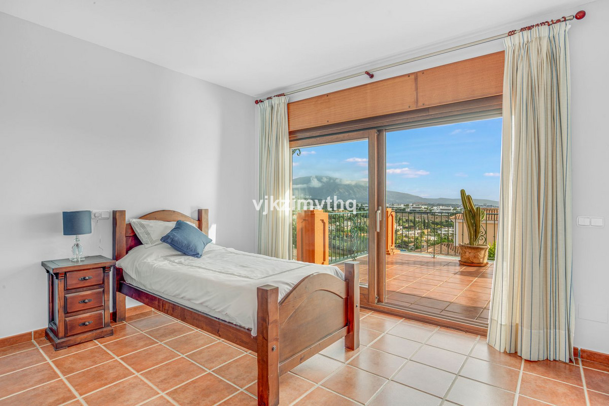 5 Bed Townhouse for sale in Benahavís Costa Del Sol, Málaga, Spain