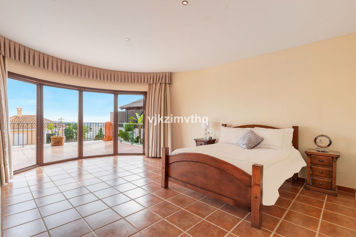 5 Bed Townhouse for sale in Benahavís Costa Del Sol, Málaga, Spain