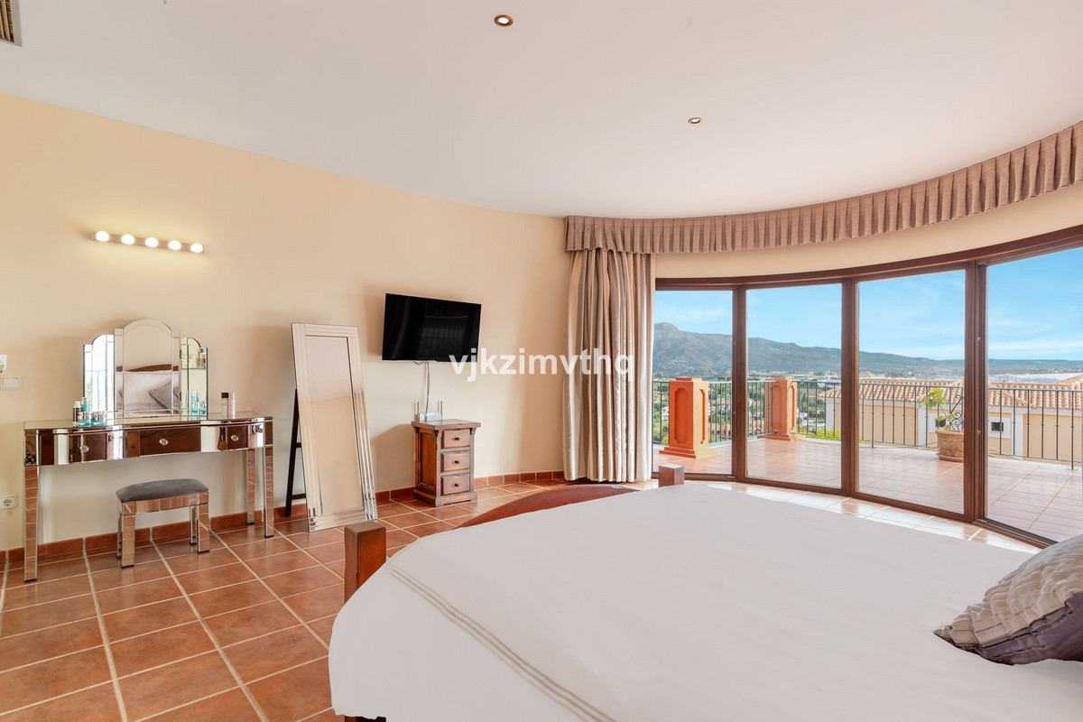 5 Bed Townhouse for sale in Benahavís Costa Del Sol, Málaga, Spain