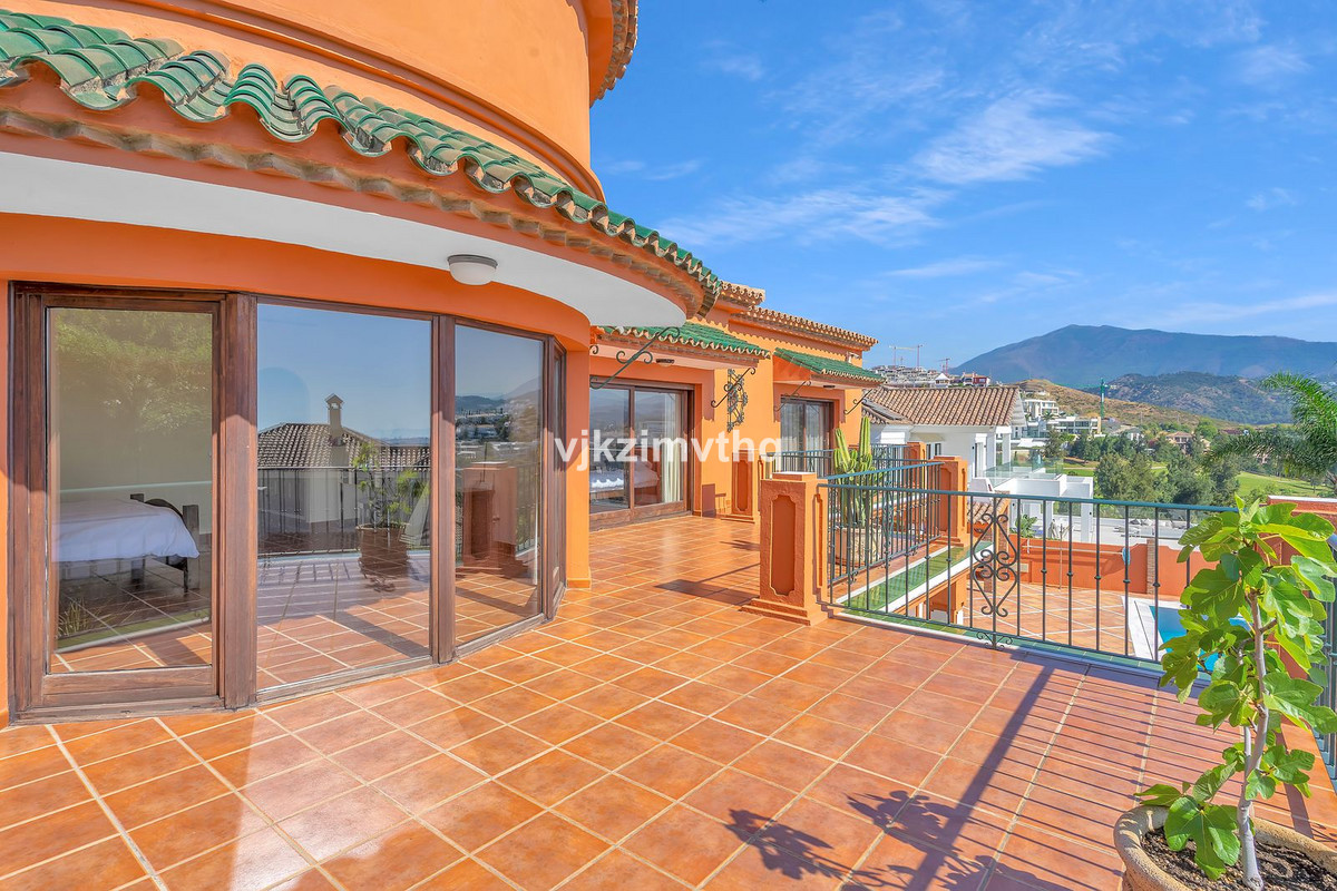 5 Bed Townhouse for sale in Benahavís Costa Del Sol, Málaga, Spain