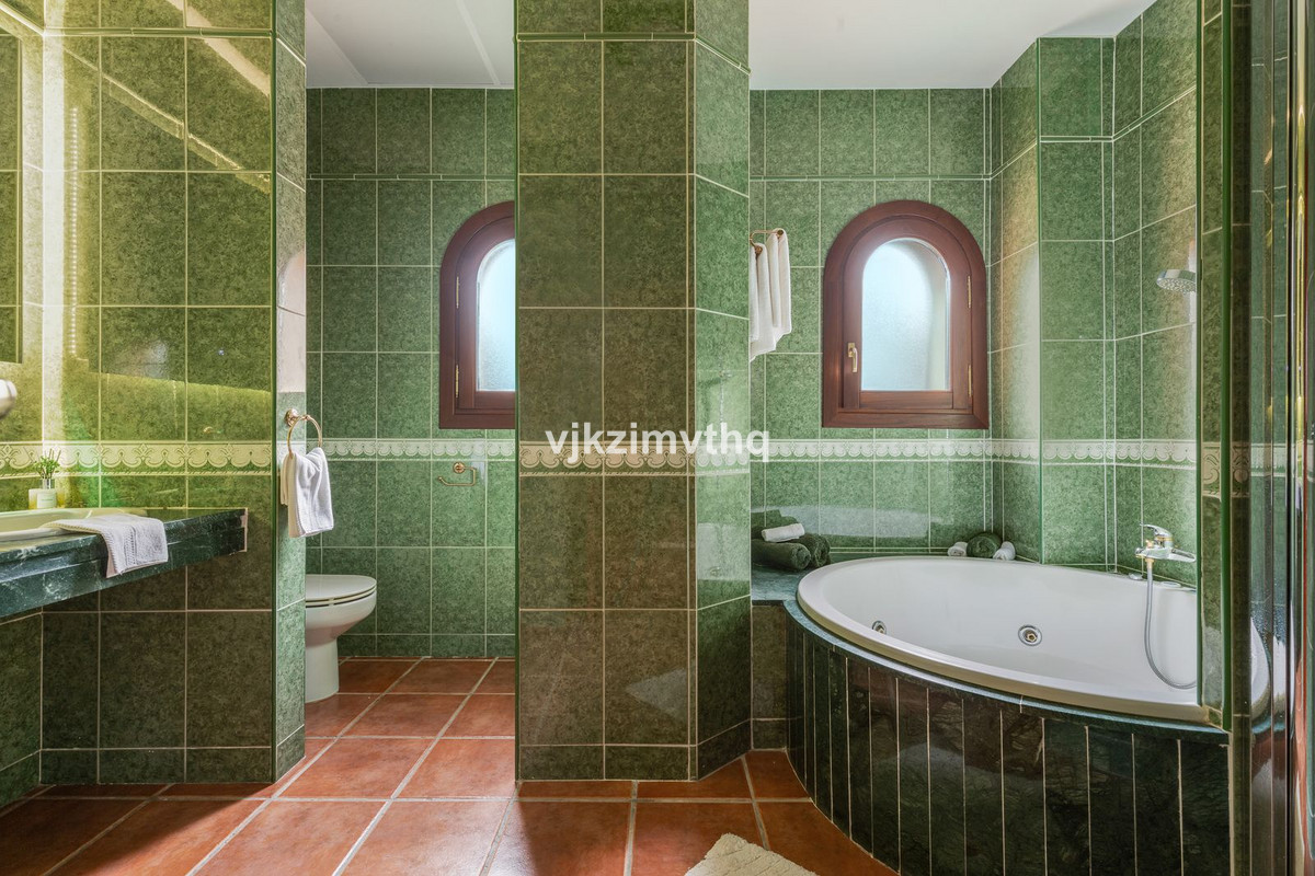 5 Bed Townhouse for sale in Benahavís Costa Del Sol, Málaga, Spain