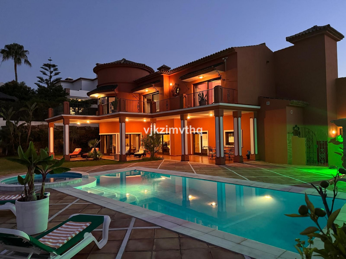 5 Bed Townhouse for sale in Benahavís Costa Del Sol, Málaga, Spain