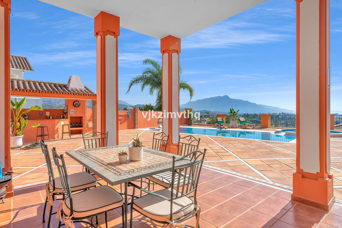 5 Bed Townhouse for sale in Benahavís Costa Del Sol, Málaga, Spain