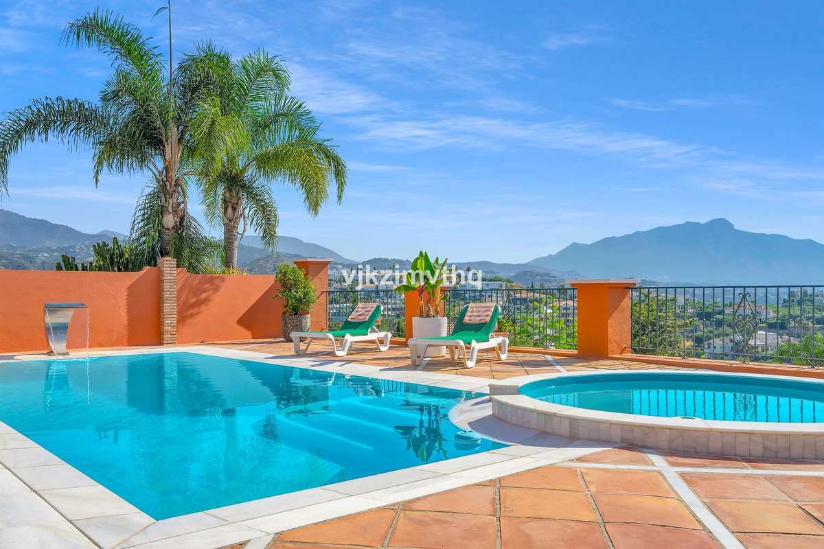 5 Bed Townhouse for sale in Benahavís Costa Del Sol, Málaga, Spain